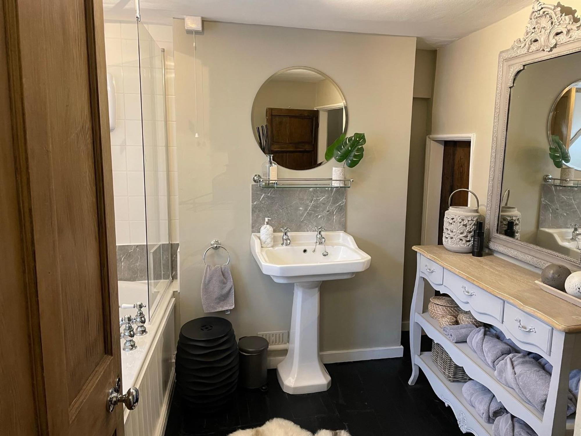 Entire Georgian Luxury Home - 3 Storey- High St Henley-In-Arden -Two Bedrooms-Sleeps 4 외부 사진