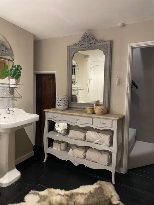 Entire Georgian Luxury Home - 3 Storey- High St Henley-In-Arden -Two Bedrooms-Sleeps 4 외부 사진