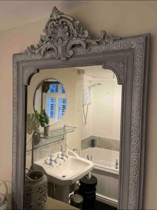Entire Georgian Luxury Home - 3 Storey- High St Henley-In-Arden -Two Bedrooms-Sleeps 4 외부 사진